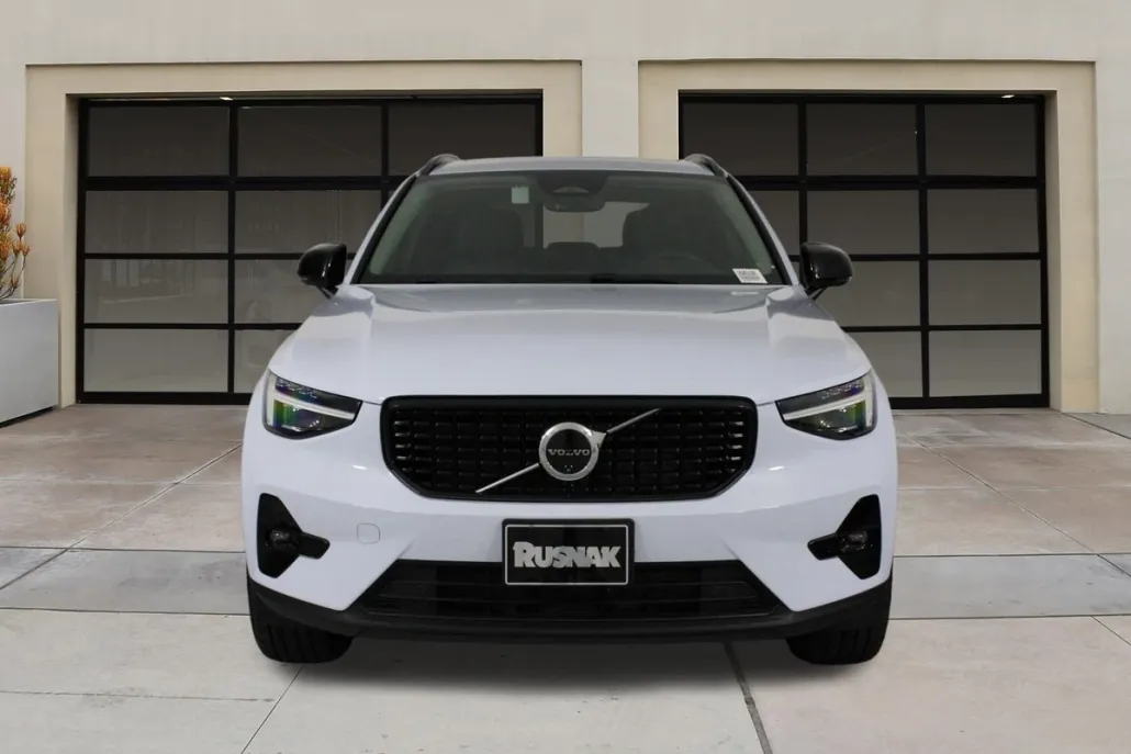 2025 Volvo XC40 Plus photo 1