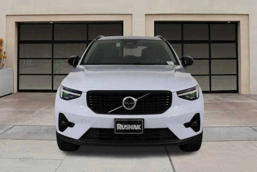 2025 Volvo XC40 Plus photo 1