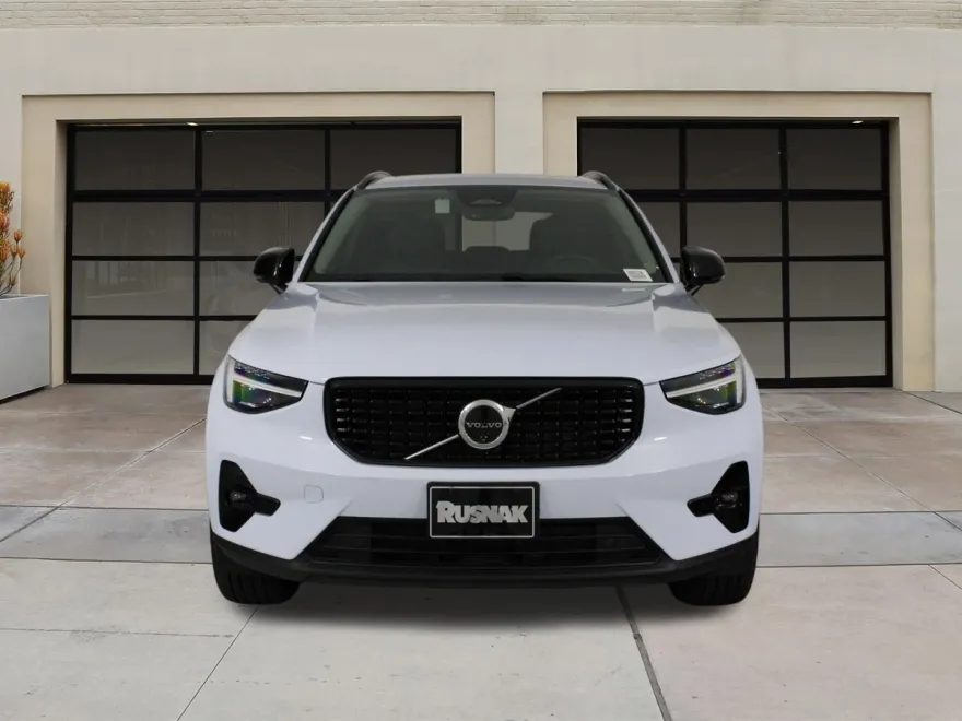 2025 Volvo XC40 Plus photo 1