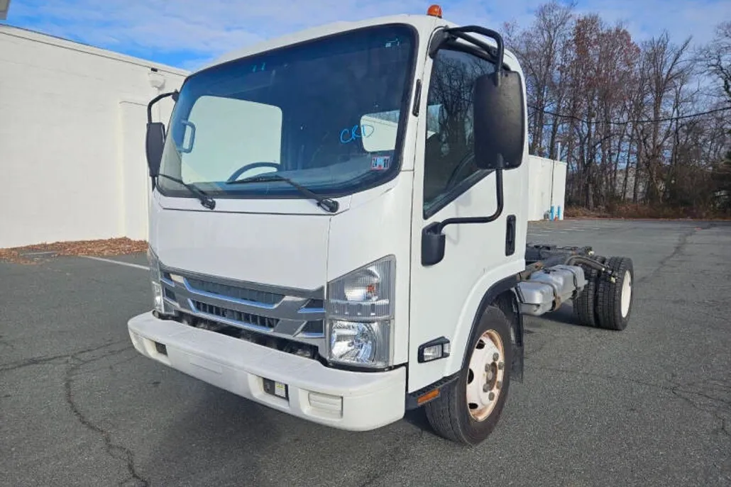 2018 Isuzu NPR photo 1