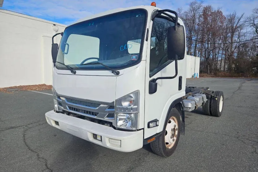 2018 Isuzu NPR photo 1