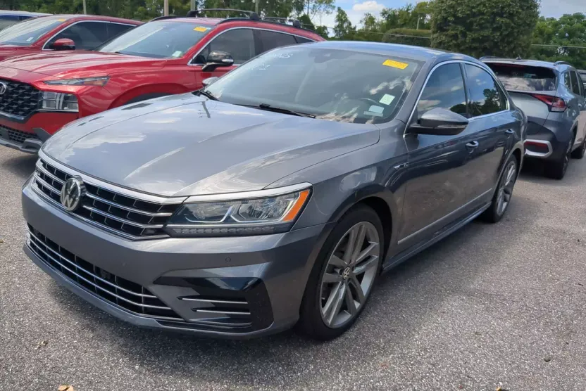 2019 Volkswagen Passat 2.0T SE R-Line photo 1