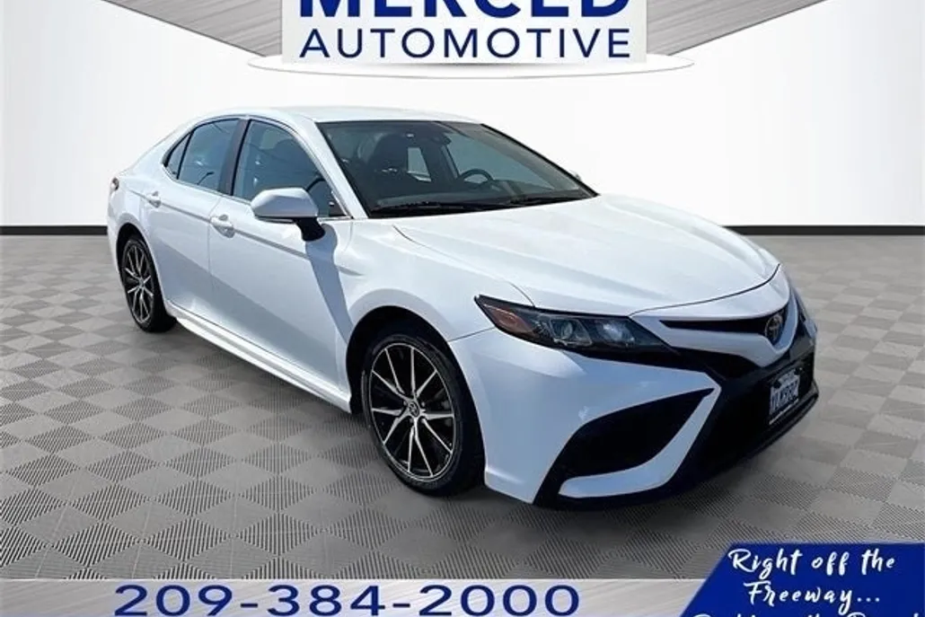 2022 Toyota Camry SE photo 1