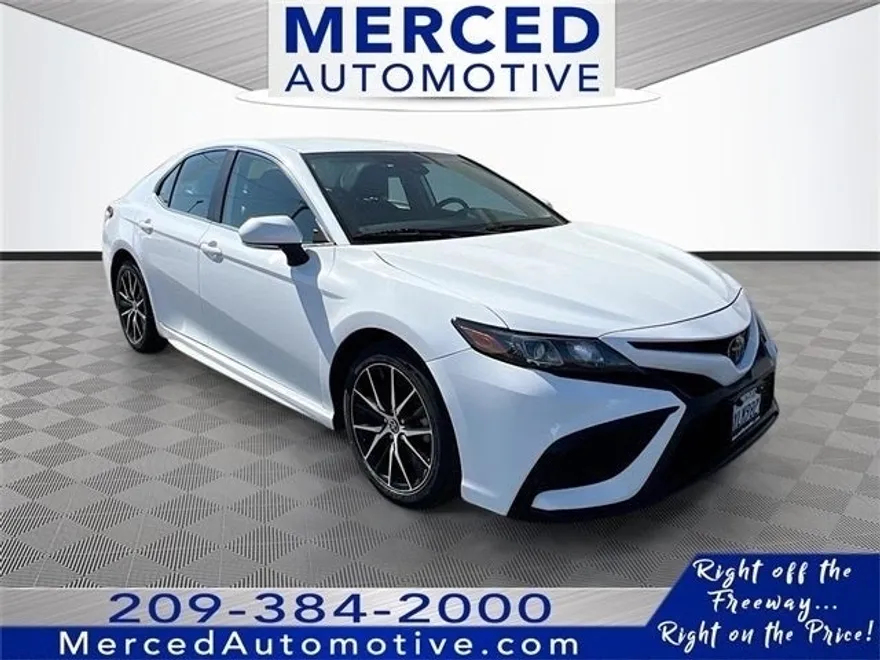 2022 Toyota Camry SE photo 1