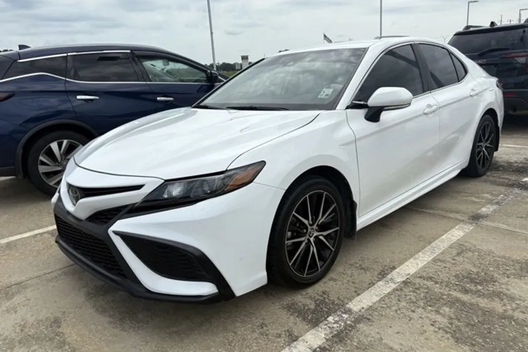 2023 Toyota Camry SE photo 1