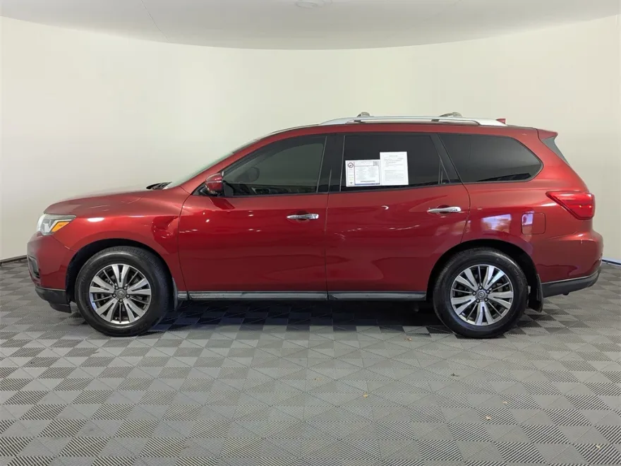 2019 Nissan Pathfinder SL photo 1