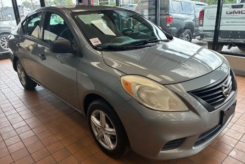 2013 Nissan Versa 1.6 S photo 1