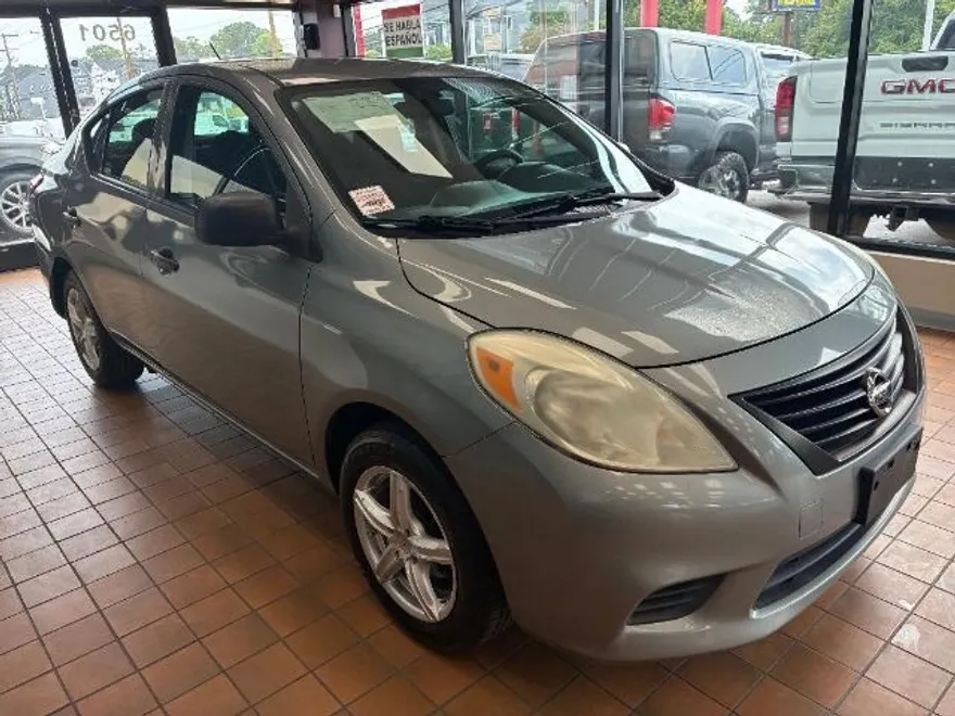 2013 Nissan Versa 1.6 S photo 1