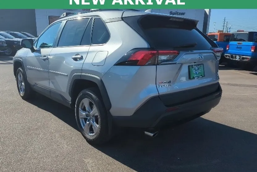 2022 Toyota RAV4 XLE photo 1