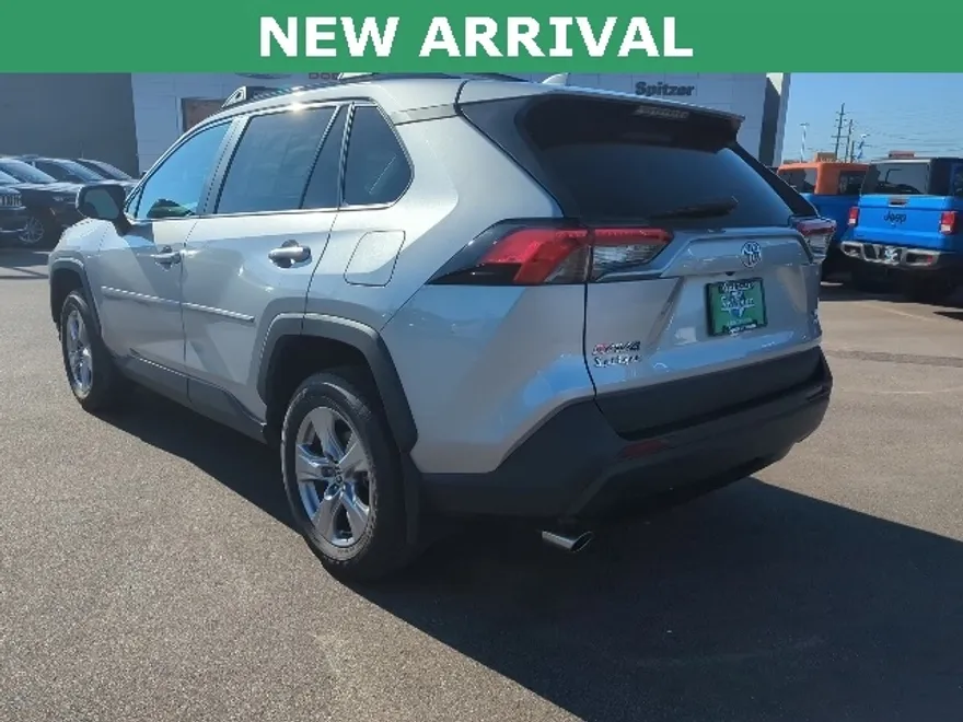 2022 Toyota RAV4 XLE photo 1