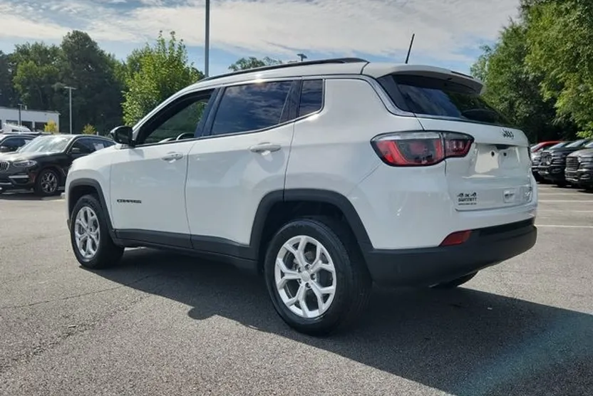 2024 Jeep Compass Latitude photo 1