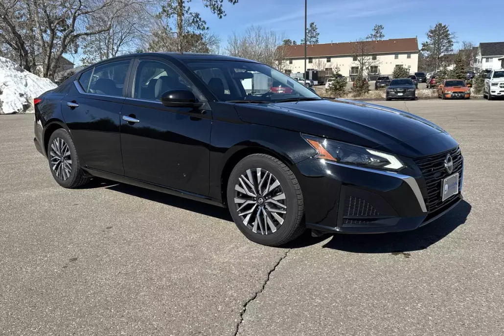 2023 Nissan Altima SR photo 1