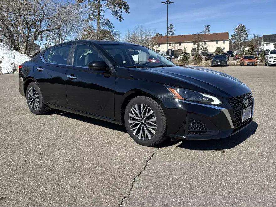 2023 Nissan Altima SR photo 1
