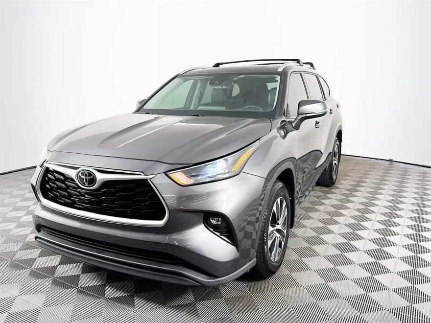 2022 Toyota Highlander XLE photo 1