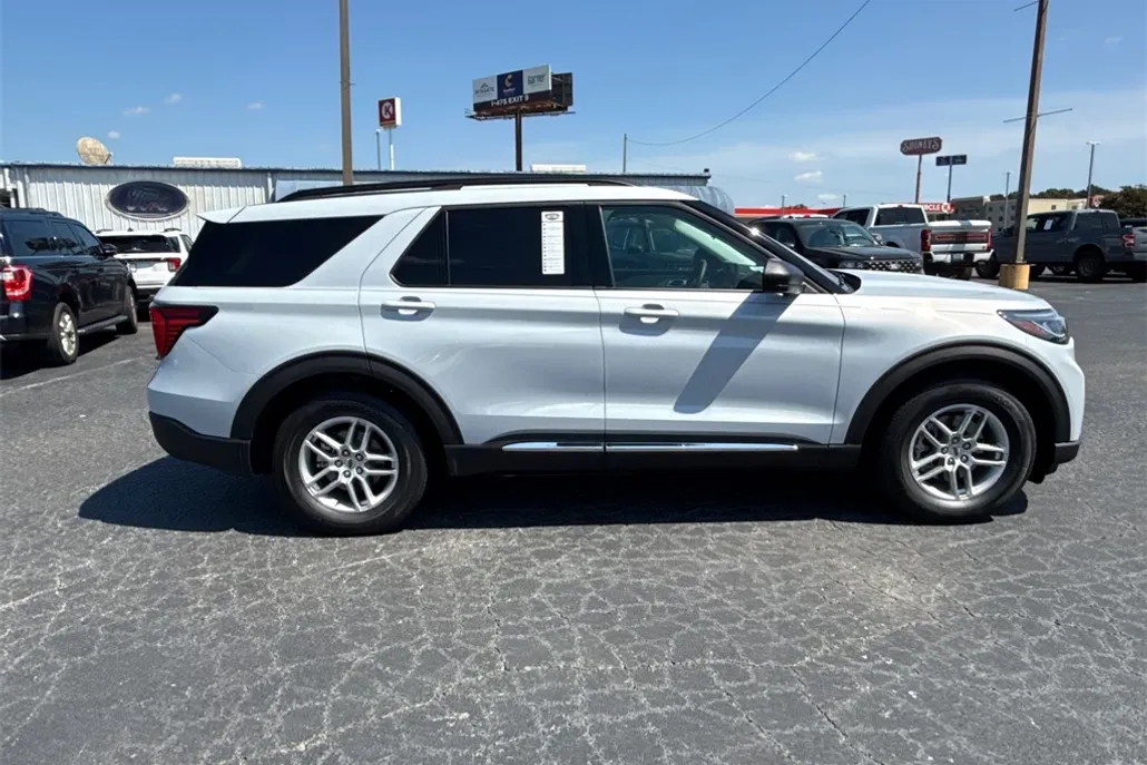 2025 Ford Explorer photo 1