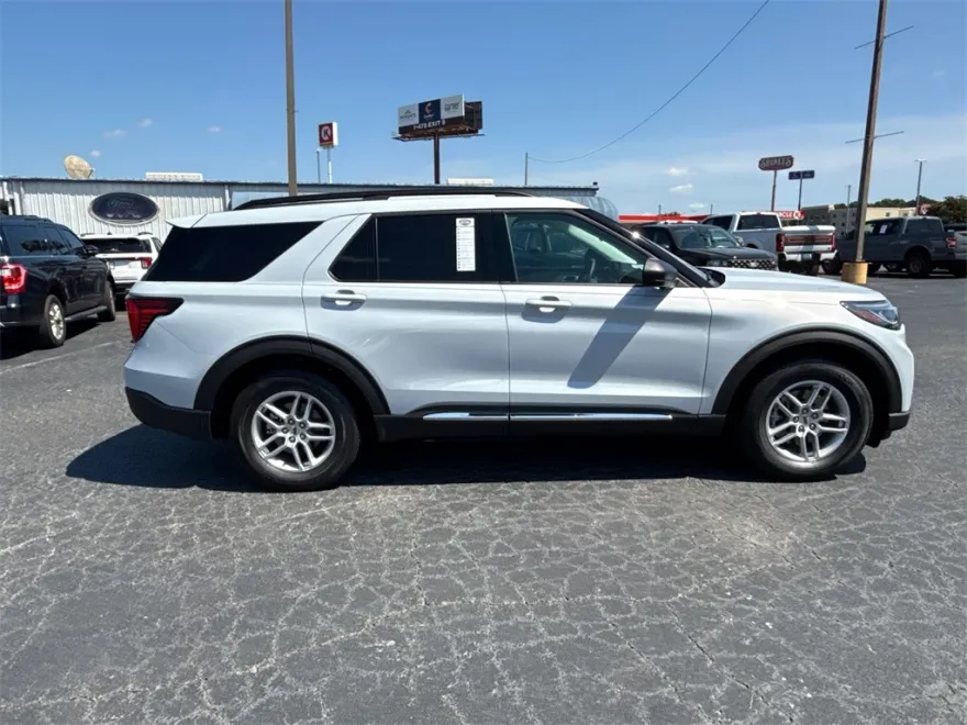 2025 Ford Explorer photo 1