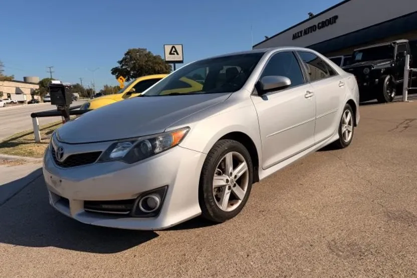 2013 Toyota Camry photo 1
