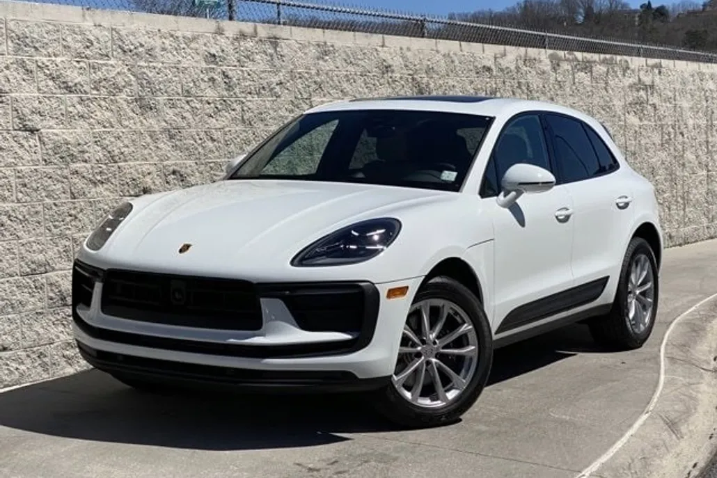 2025 Porsche Macan T photo 1