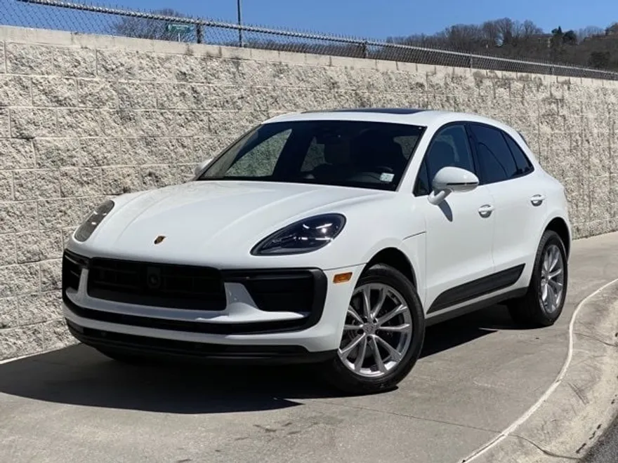 2025 Porsche Macan T photo 1