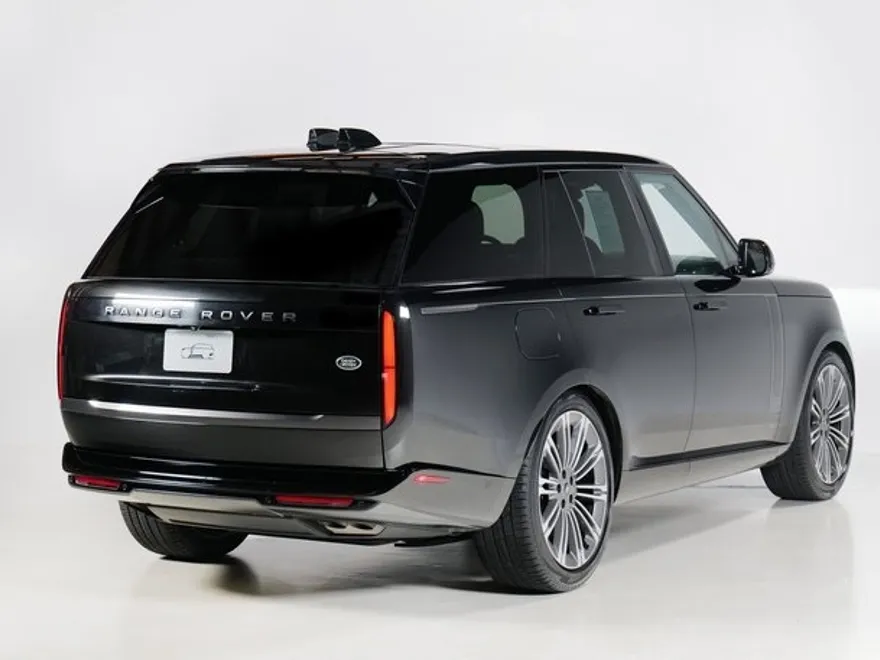 2023 Land Rover Range Rover SE photo 1