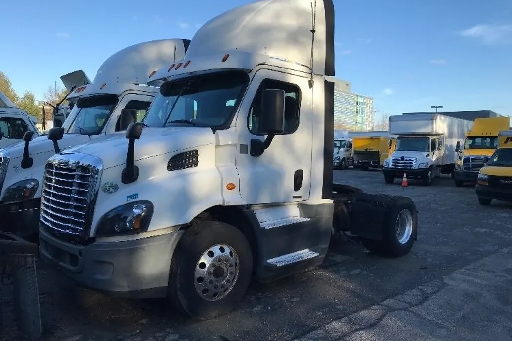 2016 Freightliner Cascadia 113" sleeper cab photo 1