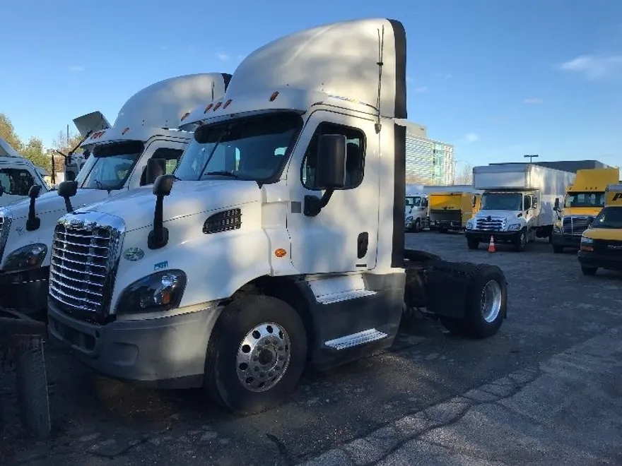 2016 Freightliner Cascadia 113" sleeper cab photo 1