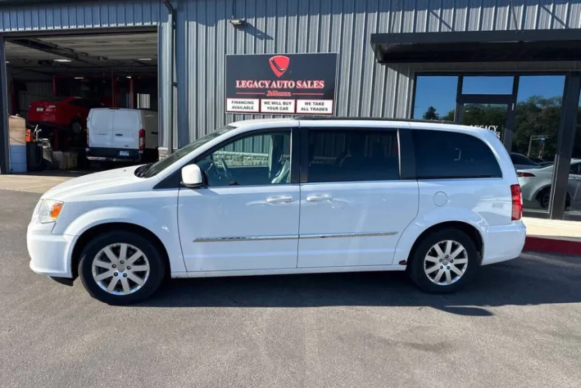 2014 Chrysler Town & Country Touring photo 1