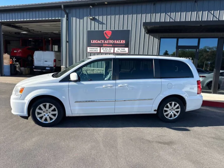 2014 Chrysler Town & Country Touring photo 1