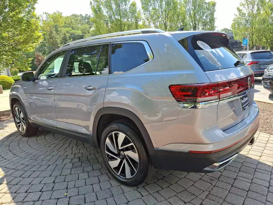 2024 Volkswagen Atlas SEL photo 1