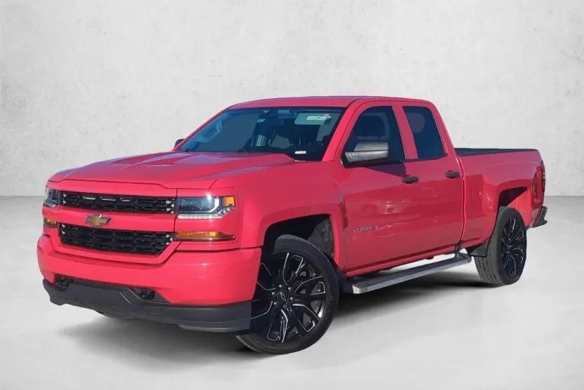 2017 Chevrolet Silverado 1500 Custom photo 1