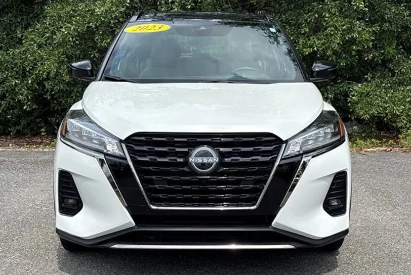 2023 Nissan Kicks SR photo 1