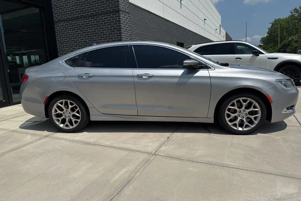 2015 Chrysler 200 C photo 1
