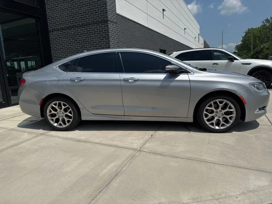 2015 Chrysler 200 C photo 1