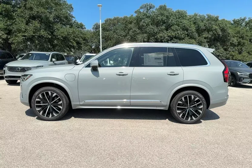 2025 Volvo XC90 T8 Plus photo 1