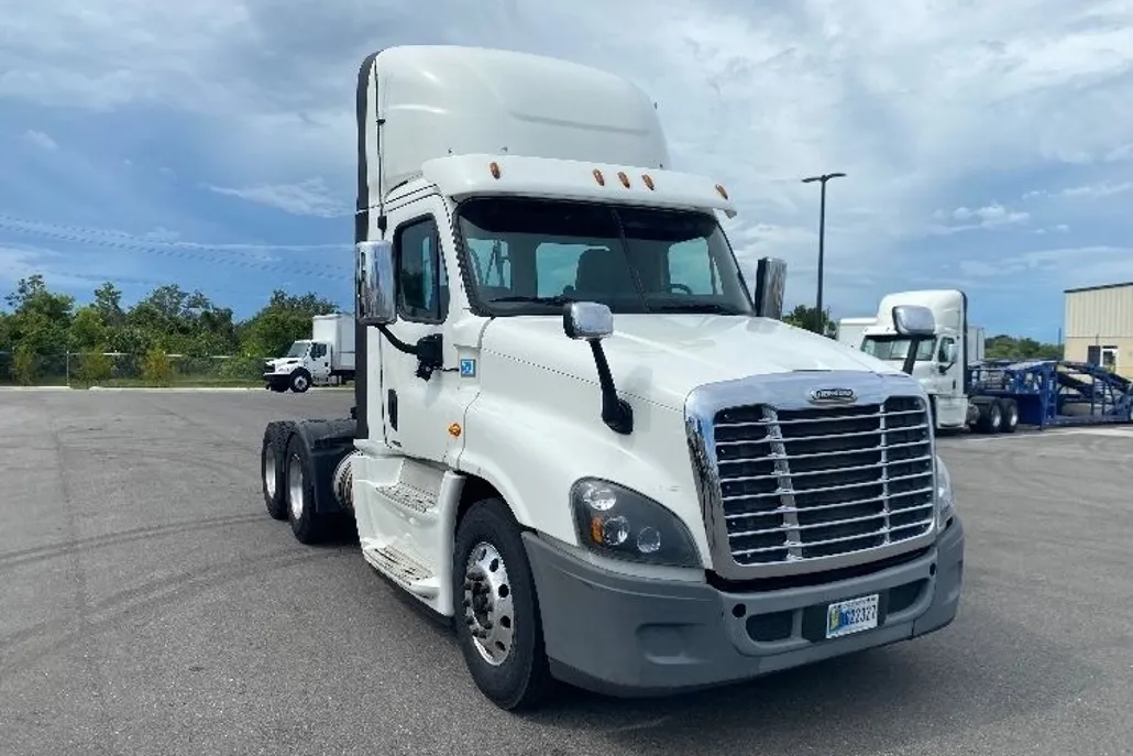 2018 Freightliner Cascadia 125" Sleeper Cab photo 1