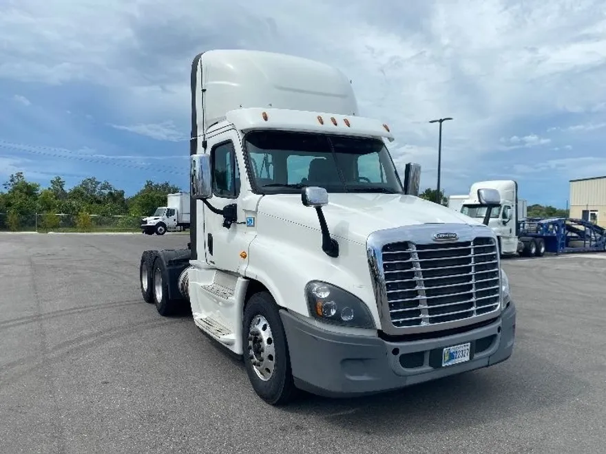 2018 Freightliner Cascadia 125" Sleeper Cab photo 1