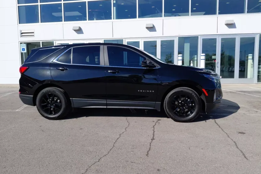 2023 Chevrolet Equinox LT photo 1