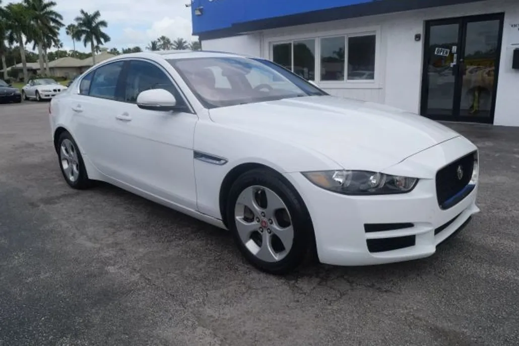 2018 Jaguar XE Base photo 1