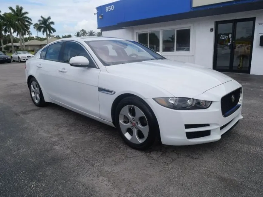 2018 Jaguar XE Base photo 1
