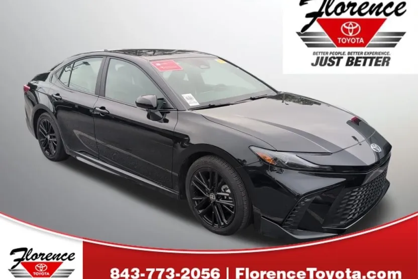 2025 Toyota Camry SE photo 1