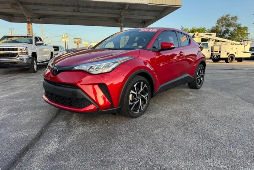 2022 Toyota C-HR XLE photo 1