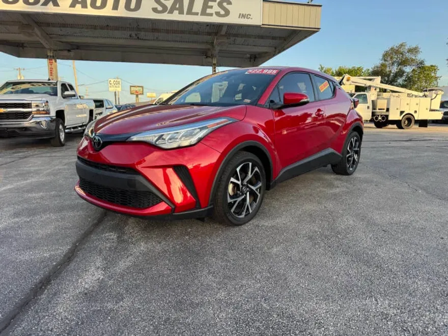 2022 Toyota C-HR XLE photo 1