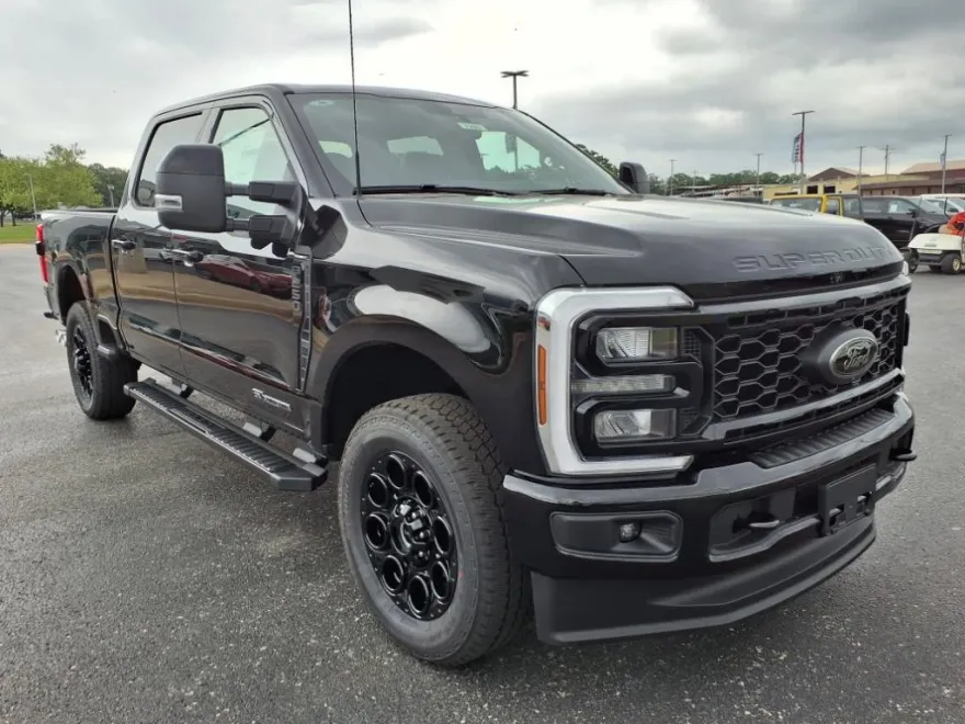 2025 Ford F-250 Lariat photo 1