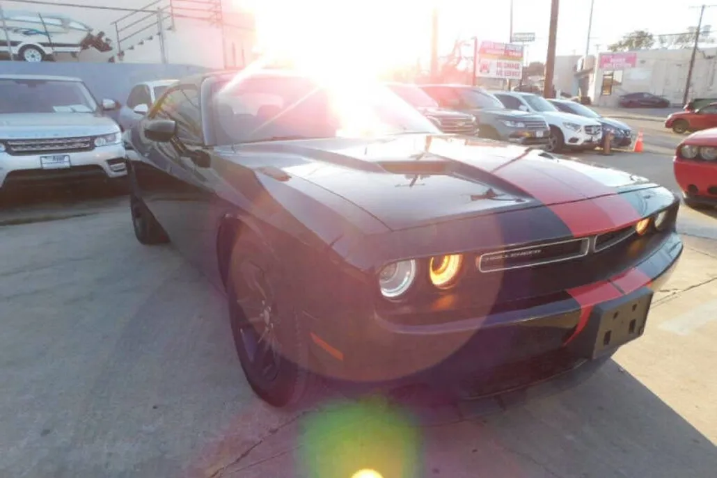 2016 Dodge Challenger SXT photo 1
