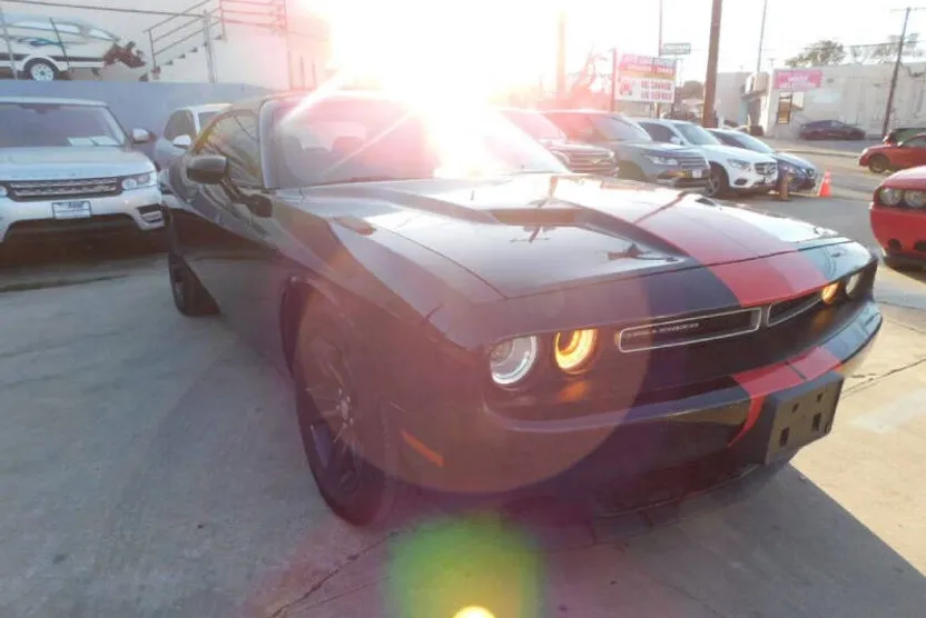 2016 Dodge Challenger SXT photo 1