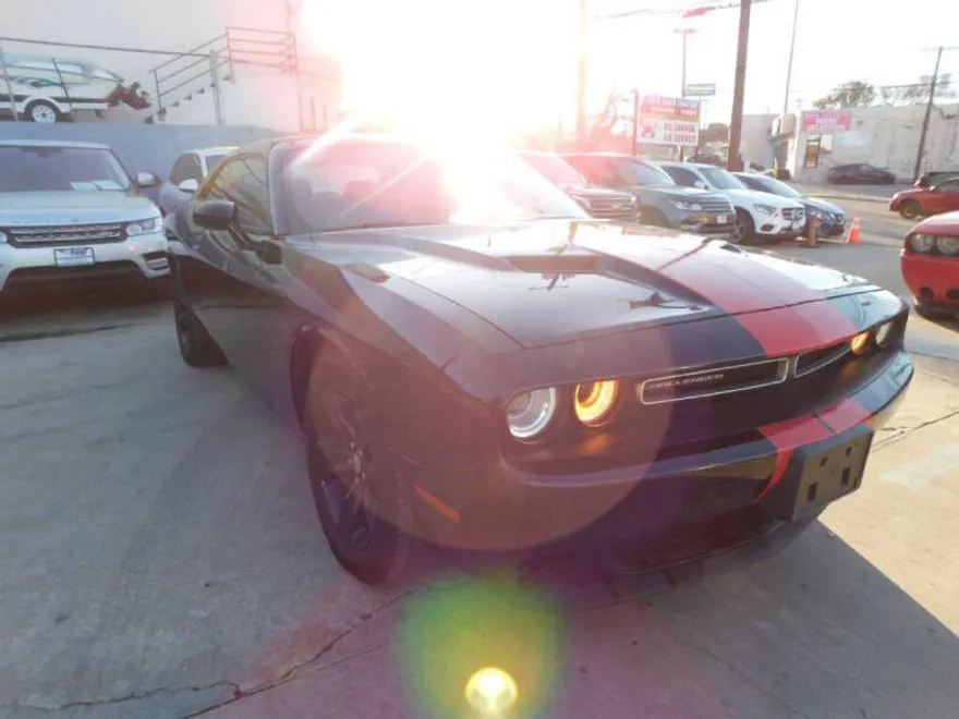 2016 Dodge Challenger SXT photo 1