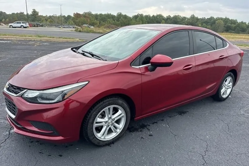 2017 Chevrolet Cruze LT photo 1