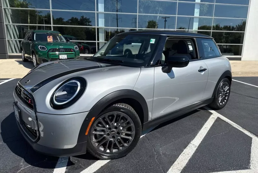 2025 Mini Cooper 2 Door Hardtop Iconic photo 1