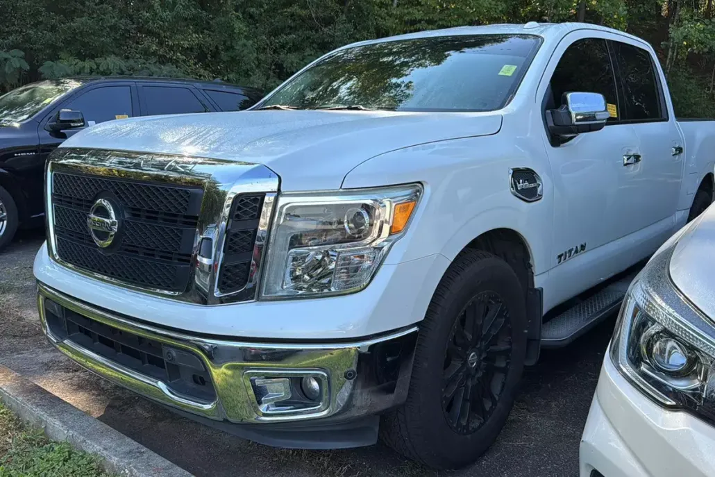 2017 Nissan Titan SL photo 1