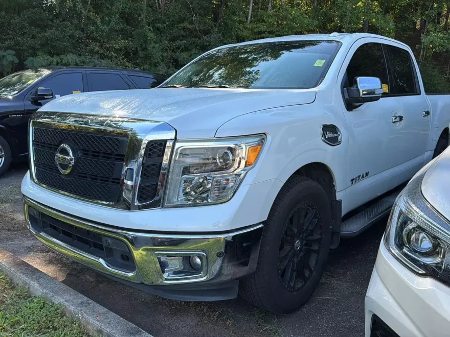 2017 Nissan Titan SL photo 1